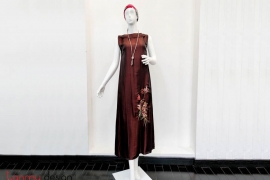Silk dress with flower embroidery